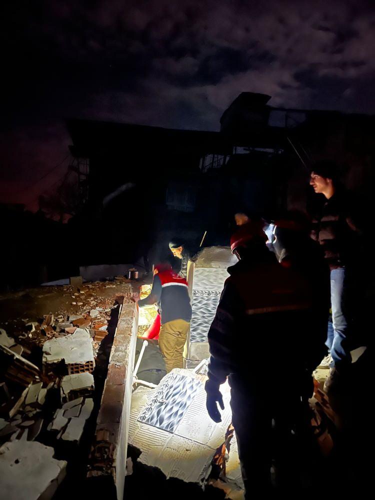 <p>HATAY'DA 2 KİŞİ ENKAZDAN KURTARILDI</p>

<p> </p>

<p>Kahramanmaraş merkezli yaşanan ve 10 ili etkileyen depremlerde Hatay'da yıkılan bir apartmanın enkazından 2 kişi Balıkesir'den bölgeye gelen Dursunbey Arama Kurtarma ve Dursunbey Belediyesi ekiplerince 45 saat sonra sağ çıkarıldı.</p>
