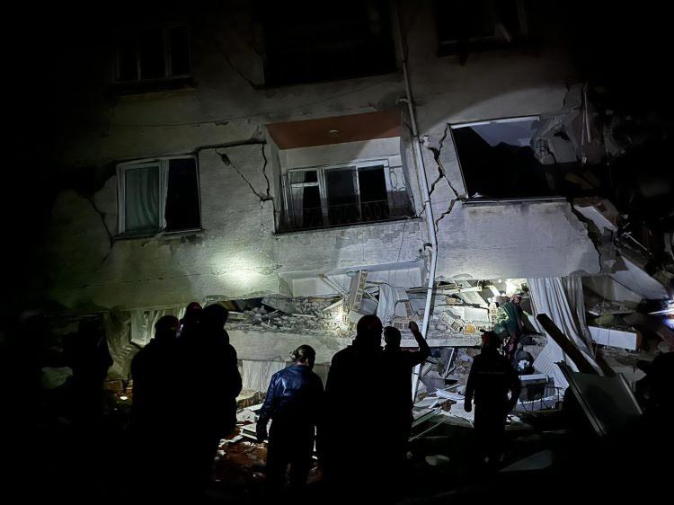 <p>Merkez üssü Pazarcık ve Elbistan ilçeleri olan 7,7 ve 7,6 büyüklüğündeki depremlerin ardından Antakya'nın Altınçay Mahallesi'ndeki Çatır Sokağı'nda yıkılan binanın enkazında arama kurtarma çalışmaları devam etti. </p>
