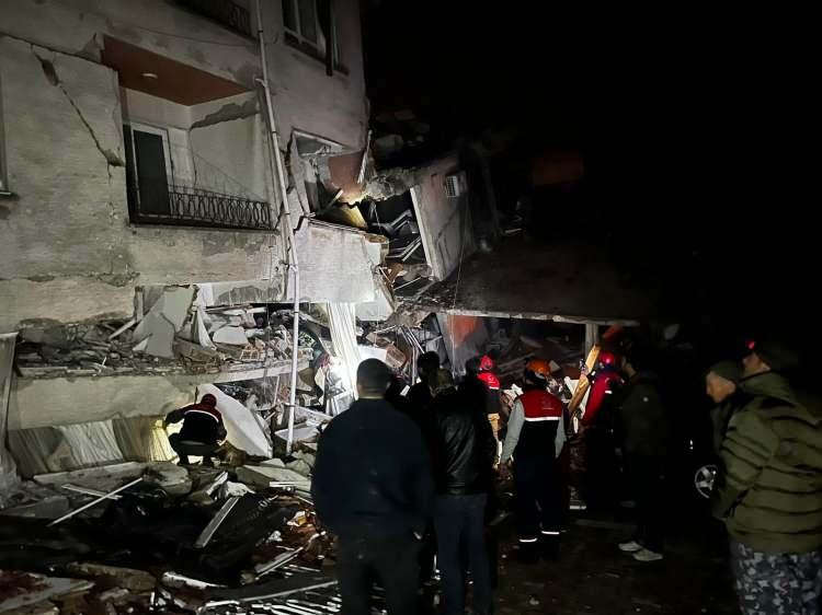 <p>Farklı dairelerde yaşadıkları belirtilen ve isimlerinin Meryem ile Göksel olduğu öğrenilen iki komşu, Balıkesir'den bölgeye gelen Dursunbey Arama Kurtarma ve Dursunbey Belediyesi ekiplerince kurtarıldı.</p>
