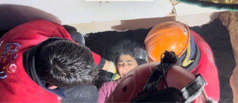 <p>İlk depremden 45 saat sonra ulaşılan 2 kişi, hastaneye kaldırıldı. Balıkesir'den bölgeye gelen Dursunbey Arama Kurtarma ve Dursunbey Belediyesi ekiplerinin bölgedeki kurtarma çalışmaları devam ediyor.</p>

