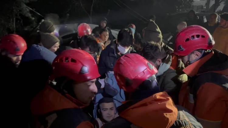 <p>Merkez üssü Kahramanmaraş'ın Pazarcık ile Elbistan ilçeleri olan ve 10 kenti etkileyen 7.7 ile 7.6 büyüklüğündeki depremlerden sonra bölgeye giden çok sayıda ekip, enkazlarda arama-kurtarma çalışması yürütüyor.</p>