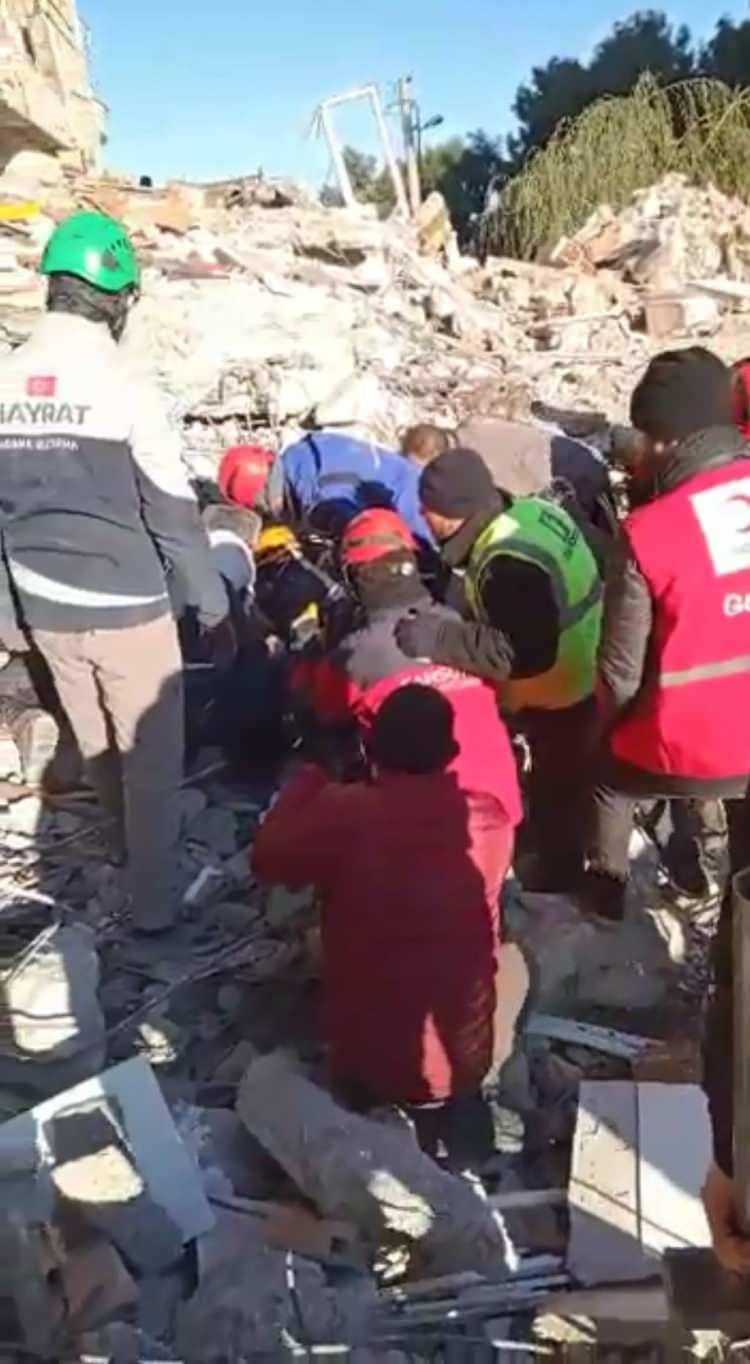 <p><strong>SURİYELİ ÇİFT 53. SAATTE KURTARILDI, 4 ÇOCUK ARANIYOR</strong></p>
<p> </p>
<p>Hatay'ın Belen ilçesinde, depremde yıkılan binanın enkazından Suriyeli çift sağ kurtarıldı. Çiftin enkaz altındaki 4 çocuğunun kurtarılması için de çalışmaların devam ettiği belirtildi.</p>