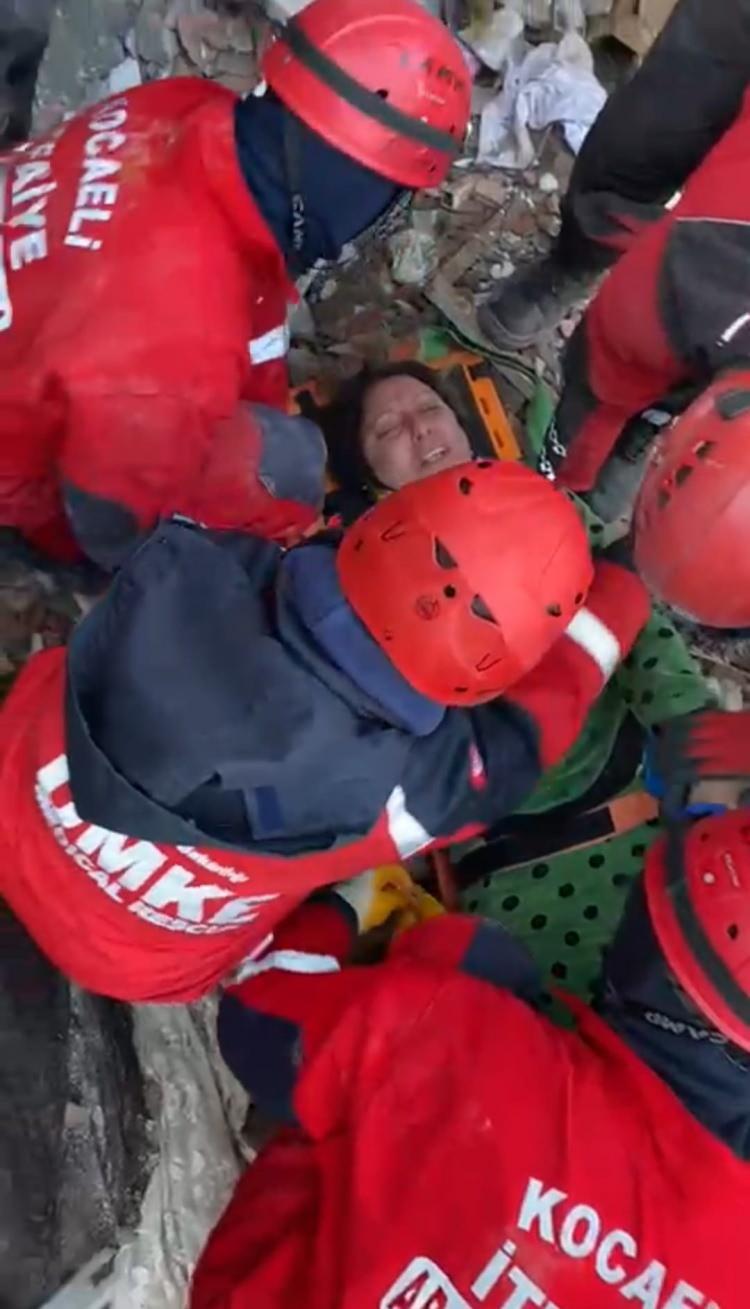 <p>Kocaeli Büyükşehir Belediyesi İtfaiye Daire Başkanlığı'ndan arama- kurtarma ekipleri, deprem bölgesinde çalışmalarını sürdürüyor. </p>