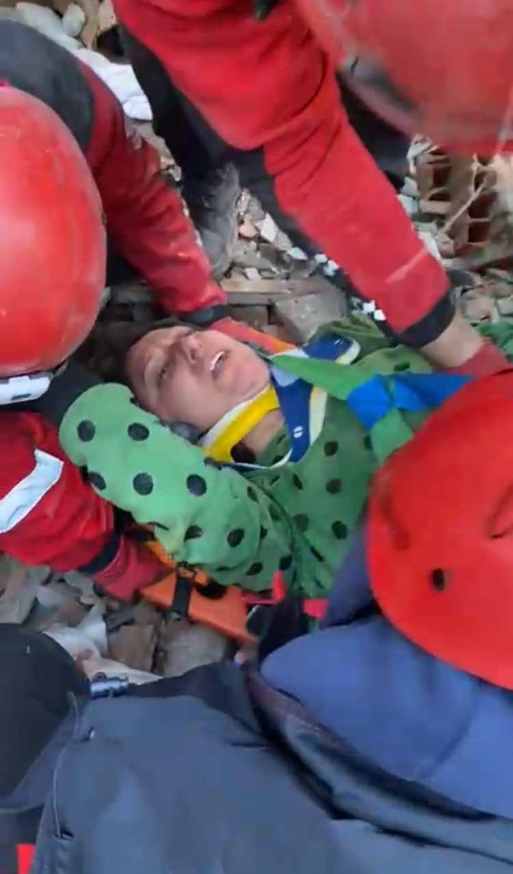 <p>Kendisiyle enkaz altında oluşturulan yaşam koridorunda sürekli iletişim kuran ve sakinleştiren itfaiye erinin ellerini okşayan Semra Et’in gözleri dolarken, "Teşekkür ediyorum. Lütfen, seni bekliyorum. Sevinirim" dedi. </p>