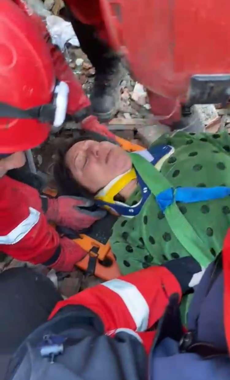 <p>Enkazdan çıkarılan kadın, ekiplere teşekkür ederken, sedye ile ambulansa taşınarak hastaneye götürüldü.</p>