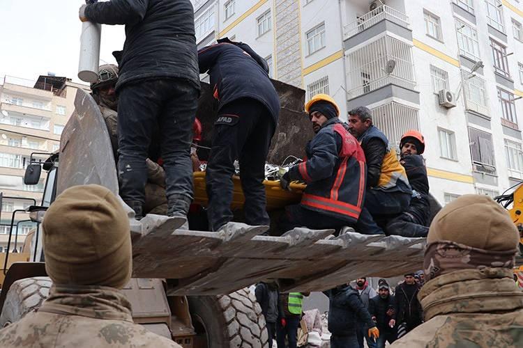 <p>DİYARBAKIR'DA DA 56 SAAT SONRA MÜJDE!</p>

<p> </p>

<p>Diyarbakır'da yıkılan binalar arasında yer alan merkez Bağlar ilçesi Mevlana Halit Mahallesi Cengizler Caddesi Hisami Apartmanı'nda enkaz altında kalanların kurtarılması amacıyla AFAD, UMKE, 112 Acil Sağlık, polis, jandarma ve itfaiye ekiplerinin yürüttüğü çalışmalar devam ediyor.</p>
