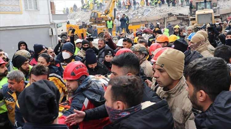 <p>Ekiplerin çalışmaları sonucu enkaz altından, depremden yaklaşık 56 saat sonra Hediye Aslan kurtarıldı. Yaralı olarak çıkarılan Aslan, serum takıldıktan sonra sedyeye alınarak enkaz üzerinden kepçeyle indirildi. Aslan, sağlık ekiplerince ambulansla hastaneye kaldırıldı.</p>
