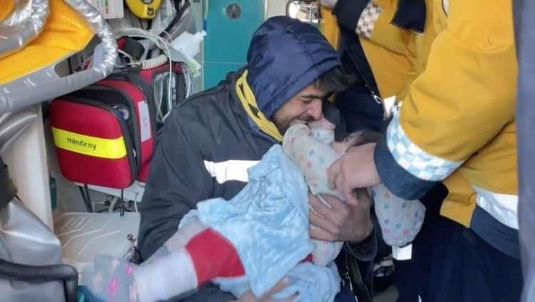 <p><strong>MASAL BEBEK G&Ouml;ZYAŞLARI İ&Ccedil;İNDE KURTARILDI</strong></p>

<p>&nbsp;</p>

<p>Kahramanmaraş'ta 1 yaşındaki Masal bebek ve hamile annesi, 56 saat sonra enkazdan kurtarıldı. Annesinin, Masal'ı emzirerek hayatta kalmasını sağladığı belirtildi.</p>
