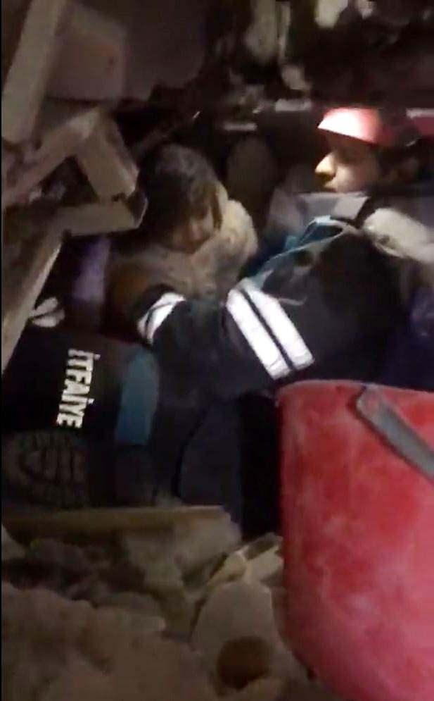 <p>Depremin merkez &uuml;ss&uuml; Kahramanmaraş'ta &ccedil;&ouml;ken apartmanda mucize ger&ccedil;ekleşti. Seslerin yoğunlaştığı yere odaklanan Ankara itfaiyesinin de bulunduğu ekipler, 56'ncı saatte&nbsp;Masal bebeğe ulaştı.&nbsp;</p>
