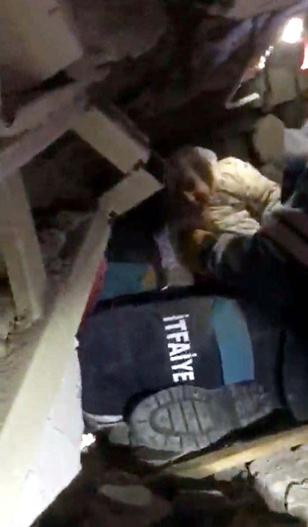 <p>Masal,&nbsp;ilk m&uuml;dahalenin ardından kendisini ambulansta bekleyen,&nbsp;enkazdan daha &ouml;nce kurtarılan&nbsp;babasına g&ouml;t&uuml;r&uuml;ld&uuml;. Masal bebeğe sarılan baba, g&ouml;zyaşlarına boğuldu. Baba, uzun s&uuml;re kızına sarılarak&nbsp;&ouml;pt&uuml;. Kısa s&uuml;re sonra da Masal'ın hamile annesi, sağ &ccedil;ıkarıldı. Annenin, enkaz&nbsp;altında bebeğini emzirerek hayatta kalmasını sağladığı belirtildi.&nbsp;Hamine anne, baba ve Masal bebek, hastaneye kaldırılarak&nbsp;tedaviye alındı.</p>
