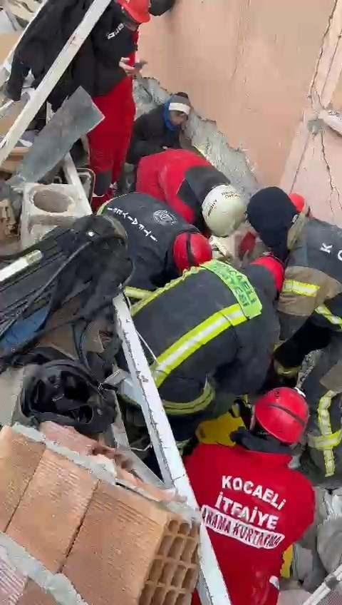 <p>Kahramanmaraş Pazarcık ve Elbistan merkezli 7.7 ve 7.6 b&uuml;y&uuml;kl&uuml;ğ&uuml;ndeki depremlerin ardından ekiplerin hummalı arama kurtarma &ccedil;alışmaları s&uuml;r&uuml;yor.</p>
