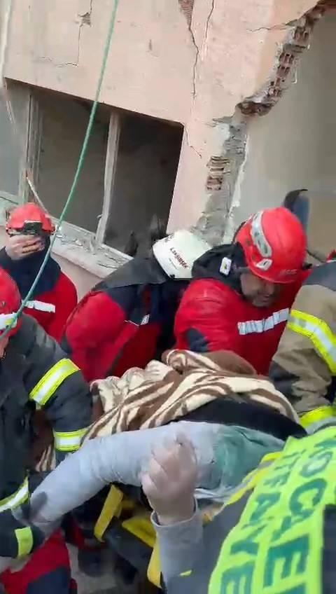 <p>Gece g&uuml;nd&uuml;z enkaz başında g&ouml;rev yapan ekipler, Kahramanmaraş'ta bir vatandaşa daha sağ salim ulaştı.&nbsp;</p>
