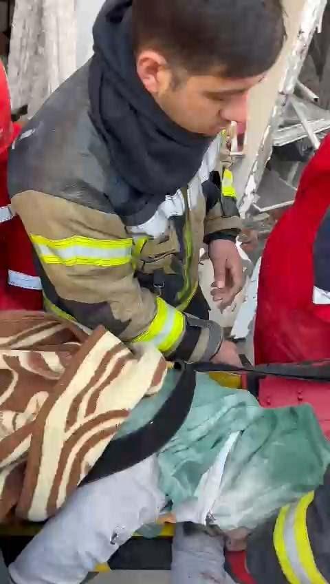 <p>58 yaşındaki Halil Tıraş&ccedil;ı, Kocaeli B&uuml;y&uuml;kşehir Belediyesi İtfaiye Daire Başkanlığı'nın da yer aldığı arama kurtarma ekipleri tarafından 56 saat sonra kurtarıldı. Hayati tehlikesinin bulunmadığı &ouml;ğrenilen Tıraş&ccedil;ı, sağlık ekiplerine teslim edildi.</p>
