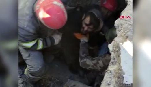 <p><strong>60. SAATTE KURTARILDI</strong></p>

<p>&nbsp;</p>

<p>Kocaeli B&uuml;y&uuml;kşehir Belediyesinden yapılan a&ccedil;ıklamaya g&ouml;re, Kahramanmaraş merkezli depremlerin ardından b&ouml;lgeye giden B&uuml;y&uuml;kşehir Belediyesi itfaiye ekipleri, arama kurtarma &ccedil;alışmalarında zamanla yarışıyor.</p>

<p>&nbsp;</p>

<p>İtfaiye erleri, Dulkadiroğlu il&ccedil;esi İsa Divanlı Mahallesi'ndeki bir apartmanın enkazında yaptıkları &ccedil;alışmada, Ahmet H&uuml;seyin adli kişiyi 60 saat sonra yıkıntıların altından &ccedil;ıkarmayı başardı.</p>

<p>&nbsp;</p>

<p>Kurtuluş anında ekipler, "Elinize sağlık" ifadeleriyle kendilerine teşekk&uuml;r eden &ccedil;evredekilere "Herkesin eline sağlık." şeklinde karşılık verdi.</p>
