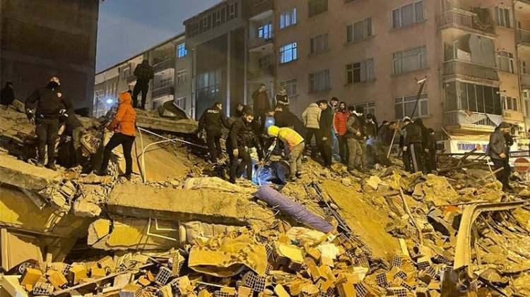<p><span style="color:#000000"><strong>Tüm Türkiye'de büyük bir acı ve korkuya neden olan depremden sonra enkaz altındakileri arayıp dalga geçen 3 şüpheliden 2'si çıkarıldığı mahkemece tutuklanmıştı.</strong></span></p>