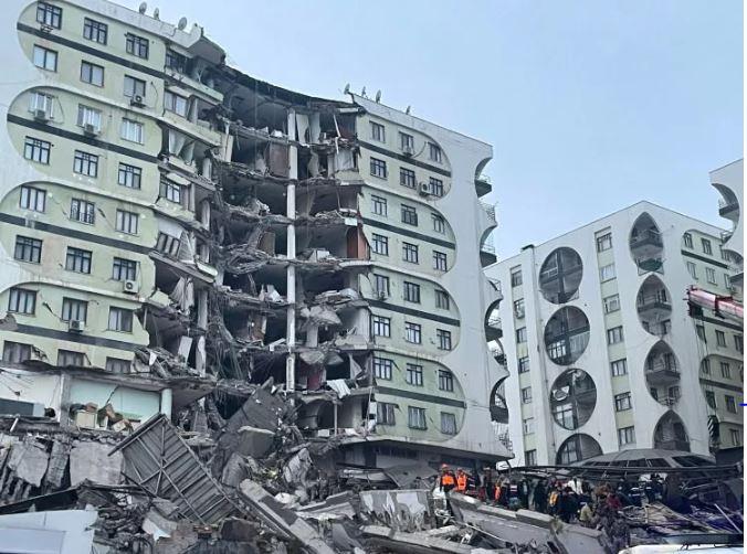 <p>Çok sayıda ölü ve yaralının olduğu belirlenirken 7.4'lük ilk depremin ardından en büyüğü 6.6 olmak üzere 83 artçı deprem meydan geldiği bildirildi.</p>

<p>Depremin ardından tüm Türkiye'den olduğu gibi Bursa'dan da depem bölgesine kurtarma ekipleri sevk edildi.</p>
