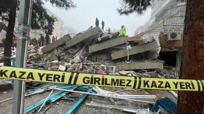 <p>Deprem Gaziantep, Sivas, Hatay, Şanlıurfa, Mersin, Samsun, Trabzon başta olmak üzere birçok kentte hissedildi. </p>
