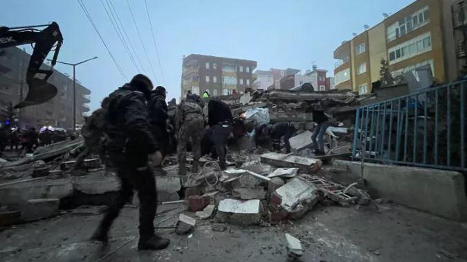 <p>Kahramanmaraş'ın Pazarcık ilçesinde 7,4 büyüklüğünde meydana gelen depremin ardından Bursa'dan da AFAD başta olmak üzere Bursa Büyükşehir İtfaiye Daire Başkanlığından toplam 50 personel ve 10 araçtan oluşan ekip 2. Bölge Malatya'ya doğru yola çıktı.</p>
