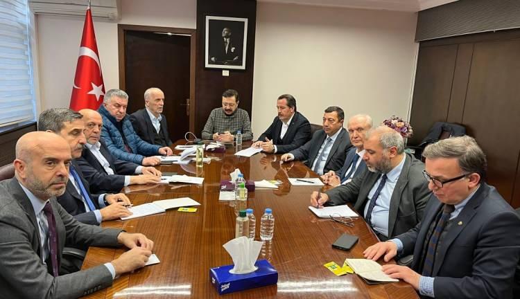 <p>STK&rsquo;LAR DEPREM B&Ouml;LGESINE YARDIM İ&Ccedil;İN HAREKETE GE&Ccedil;Tİ</p>

<p>HAK-İŞ, MEMUR-SEN, TESK, T&Uuml;RK-İŞ, TİSK, T&uuml;rkiye KAMU-SEN, TOBB ve TZOB, merkez &uuml;ss&uuml; Kahramanmaraş'ın Pazarcık il&ccedil;esi olan ve toplamda 10 ili etkileyen deprem felaketi nedeniyle yapılacak acil yardımları g&ouml;r&uuml;şmek &uuml;zere bir araya geldi. ​<br />
Toplantı sonrası yapılan ortak a&ccedil;ıklamada, &ldquo;&Uuml;lkemizi sarsan deprem felaketi sonrası yapılacak acil yardımları g&ouml;r&uuml;şmek &uuml;zere, iş&ccedil;i, işveren, memur, esnaf ve &uuml;reticileri temsil eden sivil toplum kuruluşları olarak bir araya geldik. Camialarımızı harekete ge&ccedil;irerek yardımları deprem b&ouml;lgesine en hızlı şekilde ulaştıracağız&rdquo; ifadelerine yer verildi.</p>
