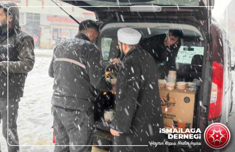 <p>Menzil'e bağlı Beşir Derneği ve İsmailağa'ya bağlı arama kurtarma ve yardım ekipleri depremzedelere hizmet ediyor.</p>
