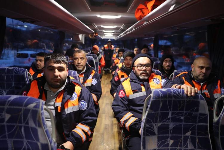 <p>Kahramanmaraş'taki depremde; Osmaniye, Malatya, Adıyaman, Adana, Diyarbakır, Kilis ve Şanlıurfa'da yüzlerce bina yıkılırken çok sayıda ölüm haberi geldi. İstanbul'daki AK Partili Belediyeler ise deprem bölgesi için adeta seferber oldu.</p>
