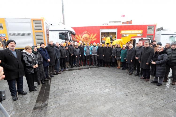 <p><strong>GAZİOSMANPAŞA BELEDİYESİ</strong></p>
<p>Kahramanmaraş ve çevre illerde büyük yıkıma yol açan 7.4 şiddetindeki depremin ardından Gaziosmanpaşa Belediyesi bölgeye hızla araç ve personel gönderdi. 20 arama-kurtarma görevlisi, 3 kamyon, 1 tır, 2 iş makinesi, 1 ambulans, 3 sağlık görevlisi, mobil fırın ve mobil mutfak ile çok sayıda destek personeli Hatay’a hareket etti.</p>
