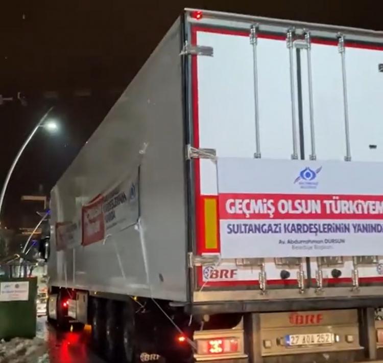 <p>Sultangazi Belediyesi Arama Kurtarma Ekibi (SAK-E) deprem bölgesinde arama çalışmalarına katılıyor. Sultançiftliği Merkez Camii, Özdemir Bayraktar Gençlik ve Kültür Merkezi ile muhtarlıklara vatandaşlar tarafından yardım malzemesi ulaştırılması için çağrı yapıldı.</p>
