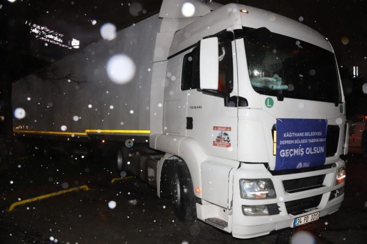 <p><strong>KAĞITHANE BELEDİYESİ</strong></p>

<p>Kağıthane Belediyesi, deprem bölgesine ilk etapta 15 kişilik ekibin yanı sıra 2 iş makinesi, 2 su tankeri, 5 ton gıda kolisi, 125 battaniye ve ısıtıcı yolladı.</p>
