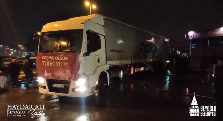 <p><strong>BEYOĞLU BELEDİYESİ</strong></p>

<p>Beyoğlu Belediyesi, depremin yaşandığı illerden Hatay'a 40 kişilik arama kurtarma ekibinin yanı sıra biri ambulans olmak üzere 7 araç gönderdi. İçerisinde gıda, hijyen malzemeleri, battaniye ve kışlık kıyafetlerin olduğu 2 tır yola çıktı.</p>
