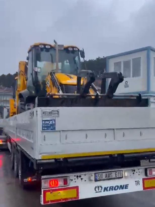 <p><strong>BEYKOZ BELEDİYESİ</strong></p>

<p>Beykoz Belediyesinden 14 kişilik arama kurtarma ekibi AFAD koordinasyonunda Adana'daki çalışmalara destek veriyor. Mobil çorba aracı, 3 personel ve gerekli gıda malzemeleri ile Hatay'da hizmet vermek üzere yola çıktı.</p>
