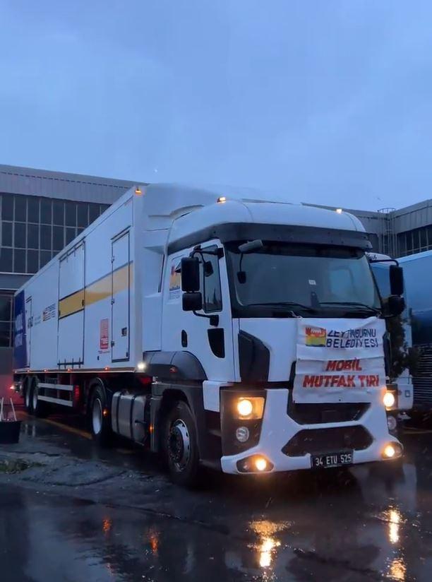 <p><strong>ZEYTİNBURNU BELEDİYESİ</strong></p>

<p>Zeytinburnu Belediyesine bağlı 30 kişilik arama kurtarma ekibinin yanı sıra 6 mühendis, 4 sağlık personeli ve 6 afet beslenme uzmanı, tam donanımlı arama kurtarma aracı ve mobil ikram tırı, kargo uçağıyla bölgeye sevk edildi. Ekiplerle hizmet verecek arama kurtarma aracındaki termal kameralı dron sistemiyle enkaz altında canlı tespiti yapılması amaçlanıyor. Mobil ikram aracı ise günlük 10 bin kişiye kadar sıcak yemek dağıtacak.​</p>
