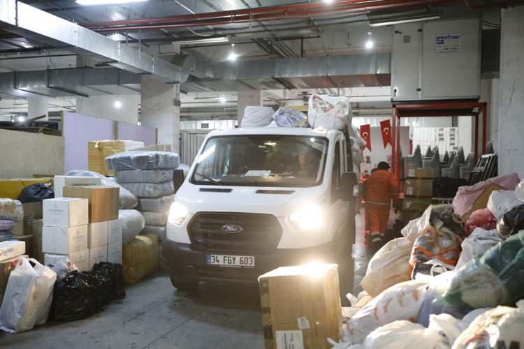 <p><strong>ESENLER BELEDİYESİ</strong></p>

<p><strong>6 TIR YARDIM GÖNDERİLDİ</strong></p>

<p><br />
Şimdiye kadar Esenler’den 2 TIR gıda, 2 TIR ısıtıcı, uyku seti, çocuk bezi ve temizlik malzemesi, 1 TIR battaniye, 1 tır su gönderildi. Toplanan diğer malzemeler de periyodik olarak deprem bölgesine gönderilmeye devam edecek. Aynı zamanda  tam donanımlı bir arama kurtarma aracı, 1 adet mobil aşevi, birer adet servis minibüsü, kamyonet ve kamyon, 3 ekskavatör, 3 kazıyıcı ve yükleyici loder, 2 vinç, 3 binek aracı yardım bölgesine gönderildi.</p>
