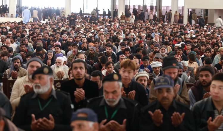 <p>Pakistan’ın başkenti İslamabad’da Türkiye ve Suriye’de vefat edenler için cuma namazının ardından gıyabi cenaze namazı kılındı</p>