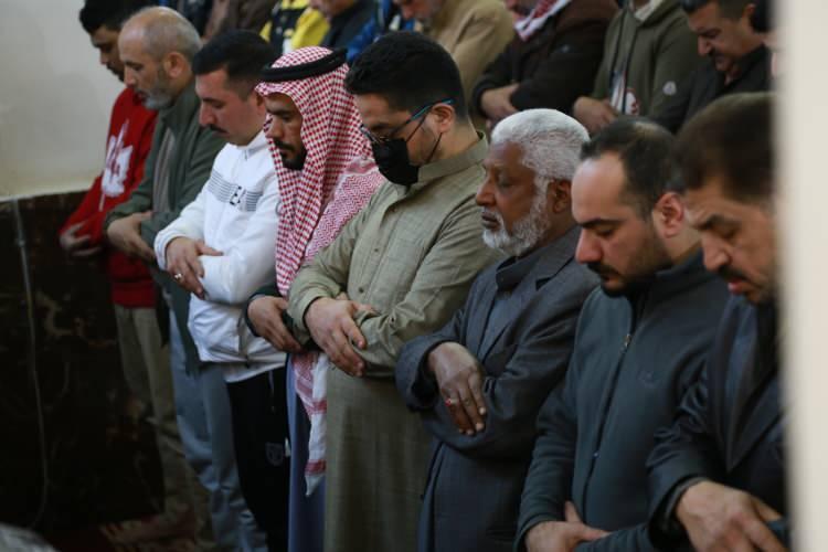 <p>Irak'ın başkenti Bağdat'taki el-Assafi Camisi'nde cuma namazı sonrası Kahramanmaraş merkezli depremlerde hayatını kaybedenler için gıyabi cenaze namazı kılındı.</p>