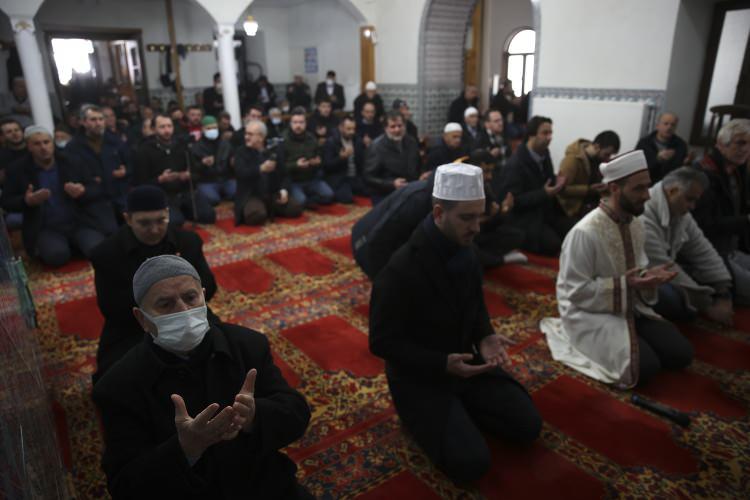<p>Batı Trakya'da cuma namazından sonra depremde hayatını kaybedenler için gıyabi cenaze namazı kılındı, dua edildi.</p>