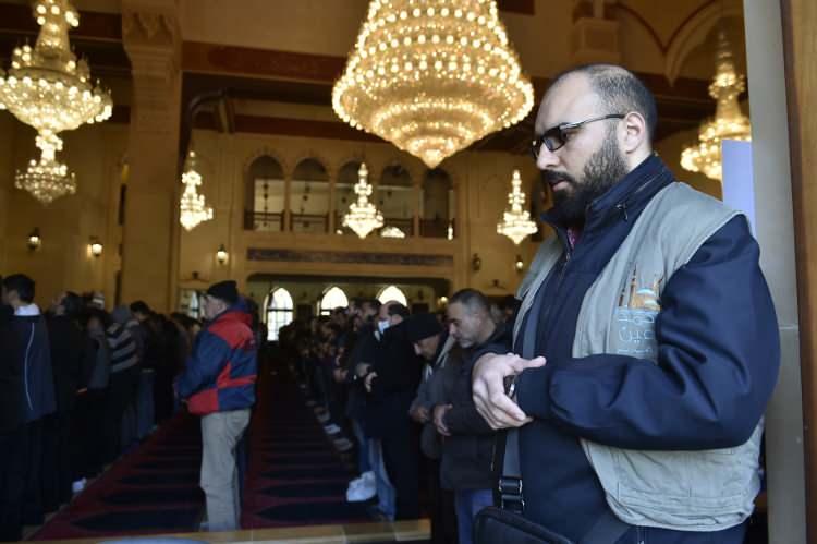 <p>Lübnan'ın başkenti Beyrut'taki Muhammed el-Emin camisinde depremlerde hayatını kaybedenler için gıyabi cenaze namazı kılındı.</p>
