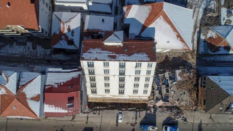 <p><strong>Bu binadan nasıl çıktığımızı bile hatırlamıyorum. Çok kötü durumdayız. Deprem anında yan tarafımızdaki binada oturanlar da vardı. Evin sahibi de umreye gitmişti. Döndükten sonra evini böyle görünce o da şok oldu. Daha yeni yapmıştı çünkü.</strong></p>
