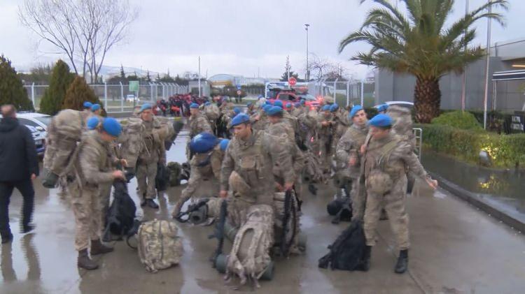 <p>İstanbul'un çeşitli ilçelerinden gelen arama kurtarma ekipleriyle birlikte, Tuzla 3. Jandarma Komando Tabur Komutanlığı askerleri de Sabiha Gökçen Havalimanı'nda toplanarak, deprem bölgelerine doğru yola çıktı.</p>

<p> </p>
