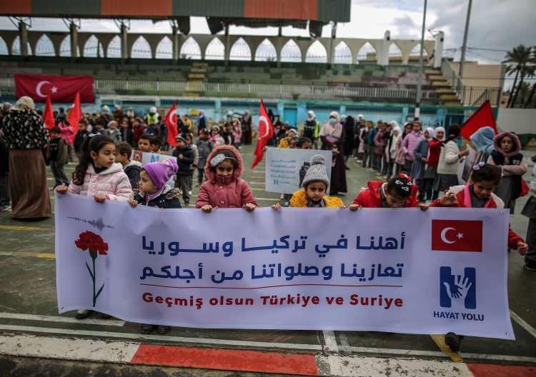 <p>Etkinlik kapsamında çocuklar, beyaz büyük bir bez üzerine Türk bayrağı çizerek, etrafına da boyayla "Kalbimiz sizinle" şeklinde, duygularını ifade eden ibareler yazdı.</p>