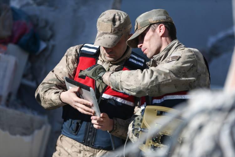 <p>10 ildeki bu çalışma ile bütün vatandaşlarımızı aldık. Elimizdeki cihaz çok güzel. Jandarma personelimiz bu cihazla bize yardımcı oluyor. Vatanımız, milletimiz adına çok güzel bir cihaz." diye konuştu.</p>
