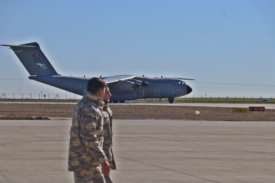<p>TSK’ya ait Cougar, Sikorsky ve CH-47-Chinhook ağır nakliye helikopterleri ve uçaklar; sıhhi tahliye başta olmak üzere sağlık ve arama-kurtarma personelinin bölgeye sevki, depremden zarar gören bölgelere insani yardım malzemelerinin (çadır, erzak ve yaşam malzemesi) naklinde görev almaktadır. Mehmetçiğin canla başla sürdürdüğü mücadelesi büyük bir özveri ile aralıksız devam ediyor" denildi.</p>
