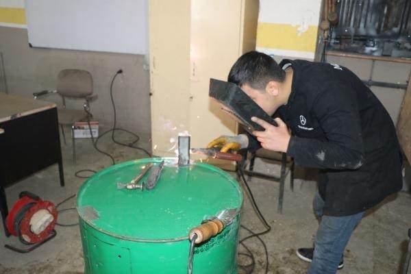 <p>Teknik bilgisi olmayan öğretmenlerimiz dahi yardıma geliyor. Daha ne kadar varil gelir bilmiyorum ama en kısa sürede sobalarımızı depremzedelere ulaştıracağız" dedi.</p>
