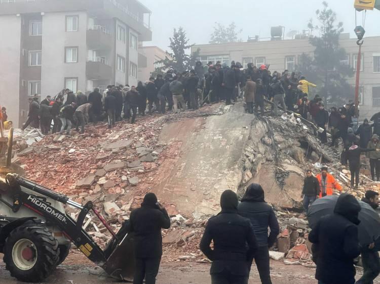 <p><span style="color:#000000"><strong>4.17'de Kahramanmaraş'ın Pazarcık ilçesi merkezli 7,7 büyüklüğünde deprem meydana geldi. Sarsıntı birçok kentte hissedildi. </strong></span></p>

