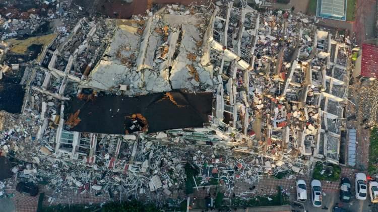 <p><span style="color:#000000"><strong>Merkez üssü Kahramanmaraş olan ve 10 ilde büyük yıkımları beraberinde getiren 7.7 ve 7.6 büyüklüğündeki depremler, binlerce vatandaşın hayatını kaybetmesine neden oldu.</strong></span></p>
