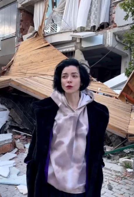 <p><strong>"Şu an Antakya'dayız. Arkadaşım Haydar için özellikle buradayım. Henüz bir haber yok, hala çalışıyor arkadaşlar sağ olsunlar. </strong></p>
