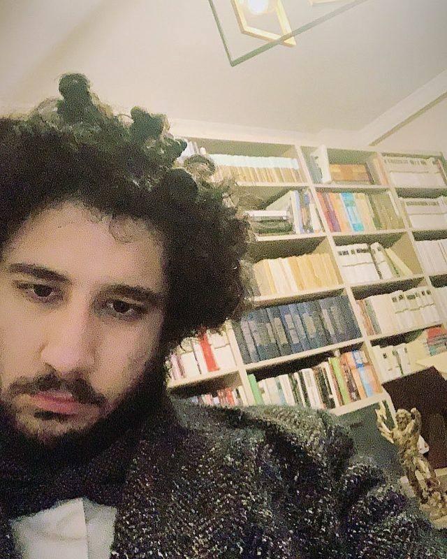 <p><span style="color:#FF0000"><strong>DEPREM ANINDA YAŞADIKLARINI ANLATMIŞTI!</strong></span></p>
<p><span style="color:#000000"><strong>Depremden hemen sonra paylaşım yapan Arda Ayten, etraftakilere tıbbi olarak yardımcı olabilecekleri bir ekip oluşturduklarını dile getirmiş ve yaşadıklarını anlatmıştı. </strong></span></p>