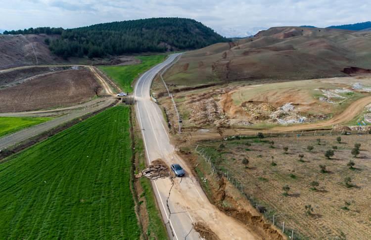 <p>Öte yandan AFAD Deprem ve Risk Azaltma Genel Müdürü Orhan Tatar da düzenlediği basın toplantısında konuya ilişkin konuştu.</p>

<p>"400 kilometrelik bir hat boyunca 3-4 metre bir deformasyona uğradığını görüyoruz"</p>

<p>Tatar, <strong><em>"Doğu Anadolu fay zonunun değişik fay kolları üzerinde şu anda yer kabuğu yaklaşık 400 kilometrelik bir hat boyunca, kabaca yaklaşık 8-10 kilometrelik bir derinlik boyunca özellikle 3-4 metre bir deformasyona uğradığını görüyoruz."</em></strong> dedi.</p>
