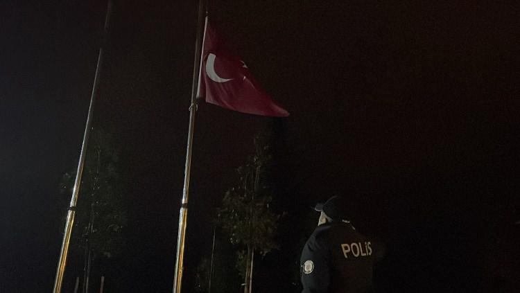 <p>Cumhurbaşkanı Recep Tayyip Erdoğan'ın, merkez üssü Kahramanmaraş'ın Pazarcık ve Elbistan ilçeleri olan ve 10 ili etkileyen 7,7 ve 7,6 büyüklüğündeki depremler sebebiyle 7 gün süreyle milli yas ilan edildiğini açıklamasının ardından Tüm Türkiye'de bayraklar yarıya indirildi.</p>
