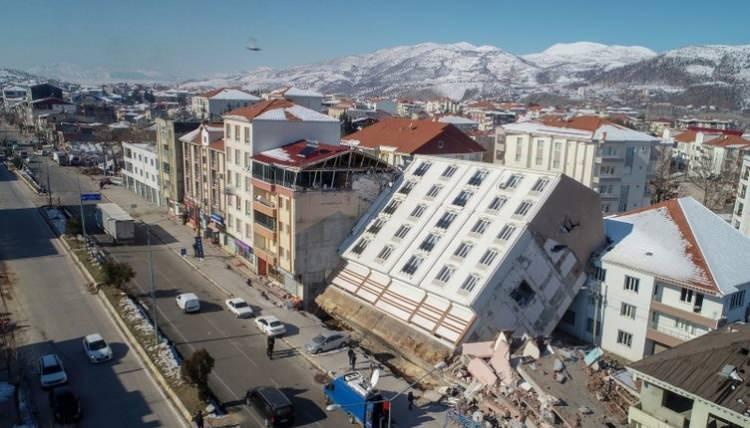 <p>"Çok şiddetli bir deprem yaşadık. Bir süre dengemizi sağlayamadık. Evdekileri dışarı çıkmaları yönünde uyardım. Dışarı çıktığımızda evlerin bu durumunu gördük. Komşumuzun evi 6, bizim ev ise 5 katlıydı. Onun evinin bizim eve sürtünerek yıkılması bizim evde de büyük sarsıntıya ve tahribata neden oldu. Bina birinci depremde az yattı ama ikinci depremle tam olarak arkadaki binaların üstüne yani kuzeye doğru yan yattı. Bu binanın altındaki binalar da o şekilde kaldı."</p>
