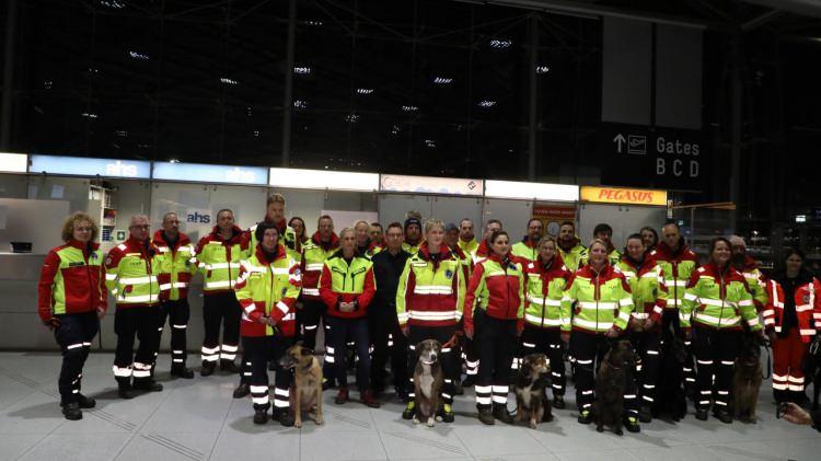 <p><strong>ALMANYA</strong></p> <p>Almanya’dan 41 kişi ve 7 köpekten oluşan arama-kurtarma ekibi Türkiye’ye doğru yola çıktı.</p> 